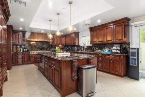 Kitchen-at-Montare-on-the-Hill-mental-health-center