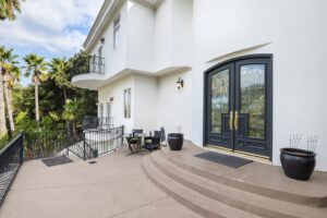 Patio-area-at-our-behavioral-health-treatment-facility-near-Studio-City-CA